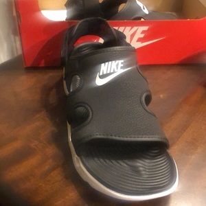 BLACK & WHITE NIKE OWAYSIS SANDAL NEW NEVER WORN